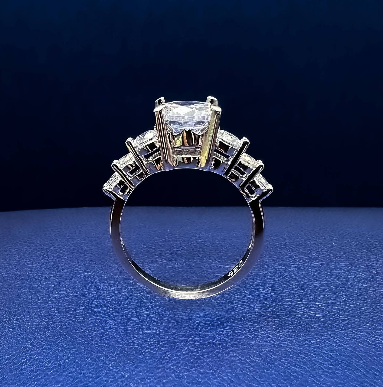 Delicate ring for everyday